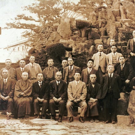 総会に出席する創業者（後列左から3人目）