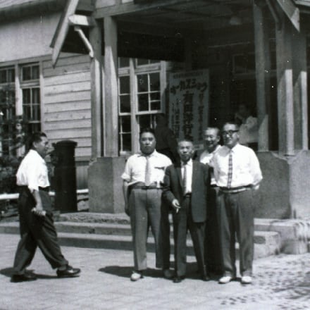美幌駅前での創業者（左から2人目）