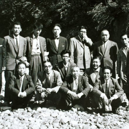 亜細亜工業の懇談会での創業者（前列左から3人目）